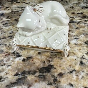 LENOX "DREAMING AWAY" FIGURINE - CAT SLEEPING ON PILLOW WITH GOLD DETAILING